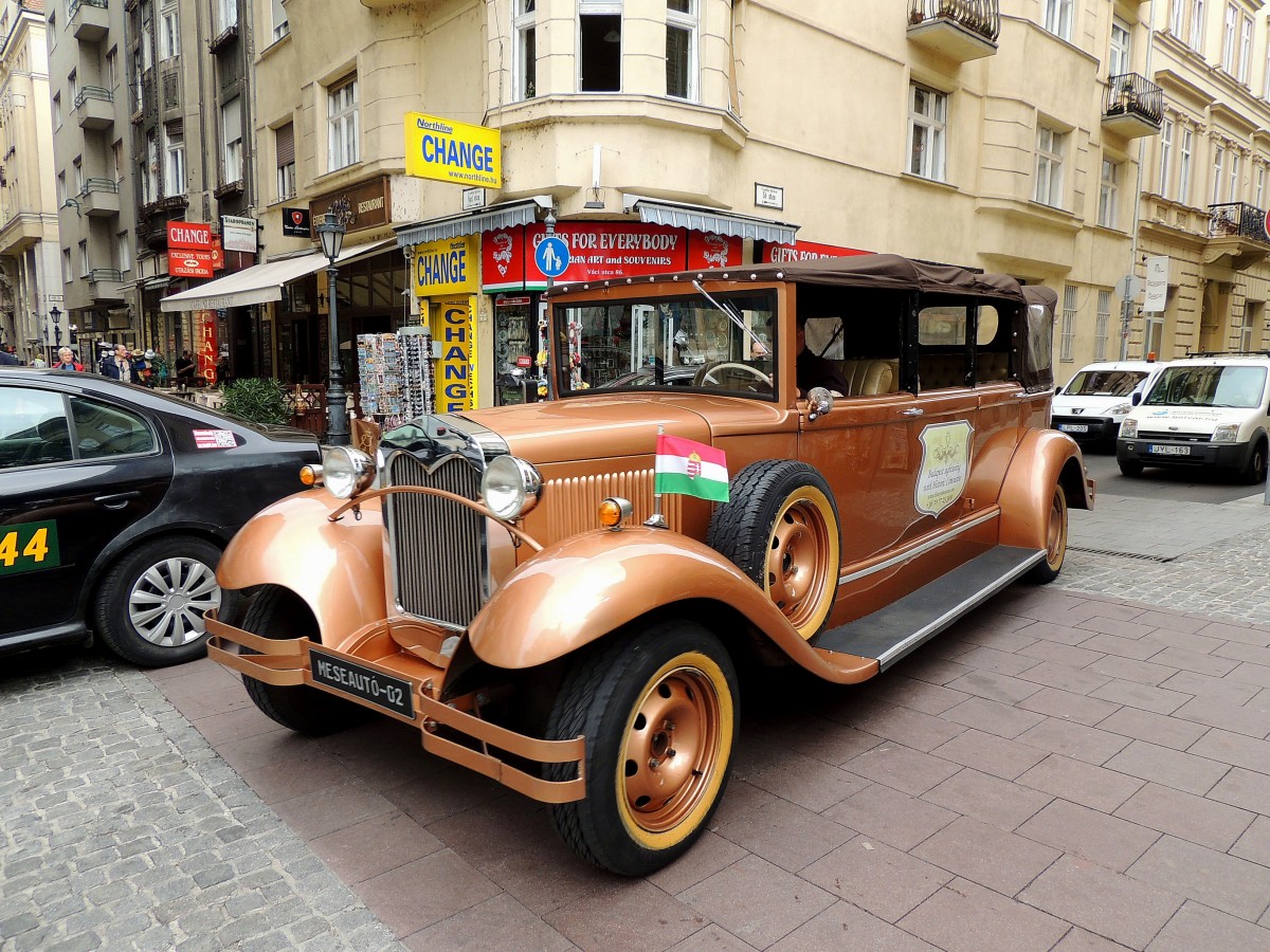 Historische-Limousine kann fr Stadtrundfahrten in Budapest gemietet werden; 130827