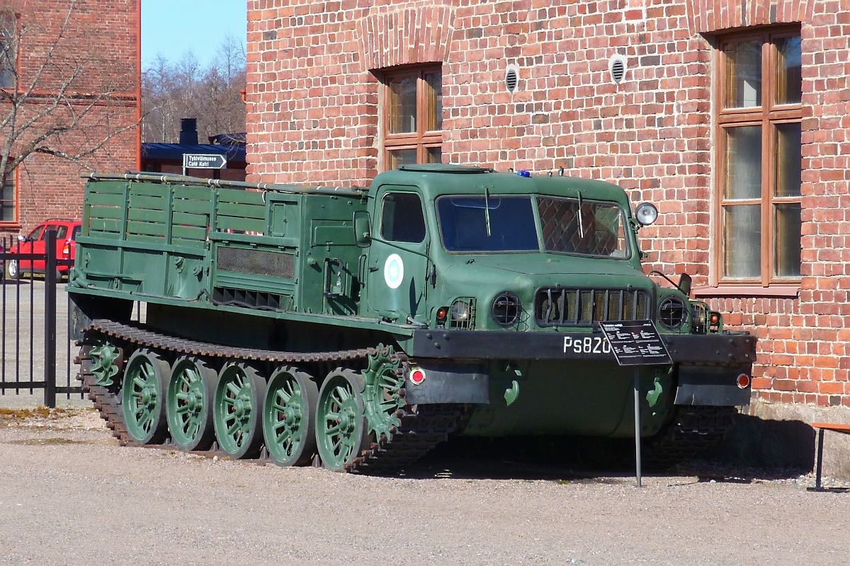 Historisches Panzerfahrzeug im Artilleriemuseum Hämeenlinna, Finnland, 3.5.13