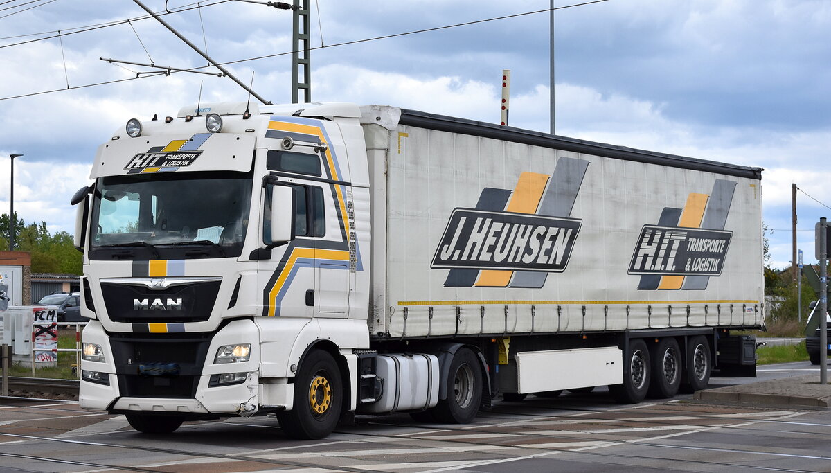 HIT J.Heuhsen GmbH & Co. KG mit einem Sattelzug mit einer MAN TGS Zugmaschine am 18.04.24 Höhe Bahnübergang Bahnhof Rodleben.