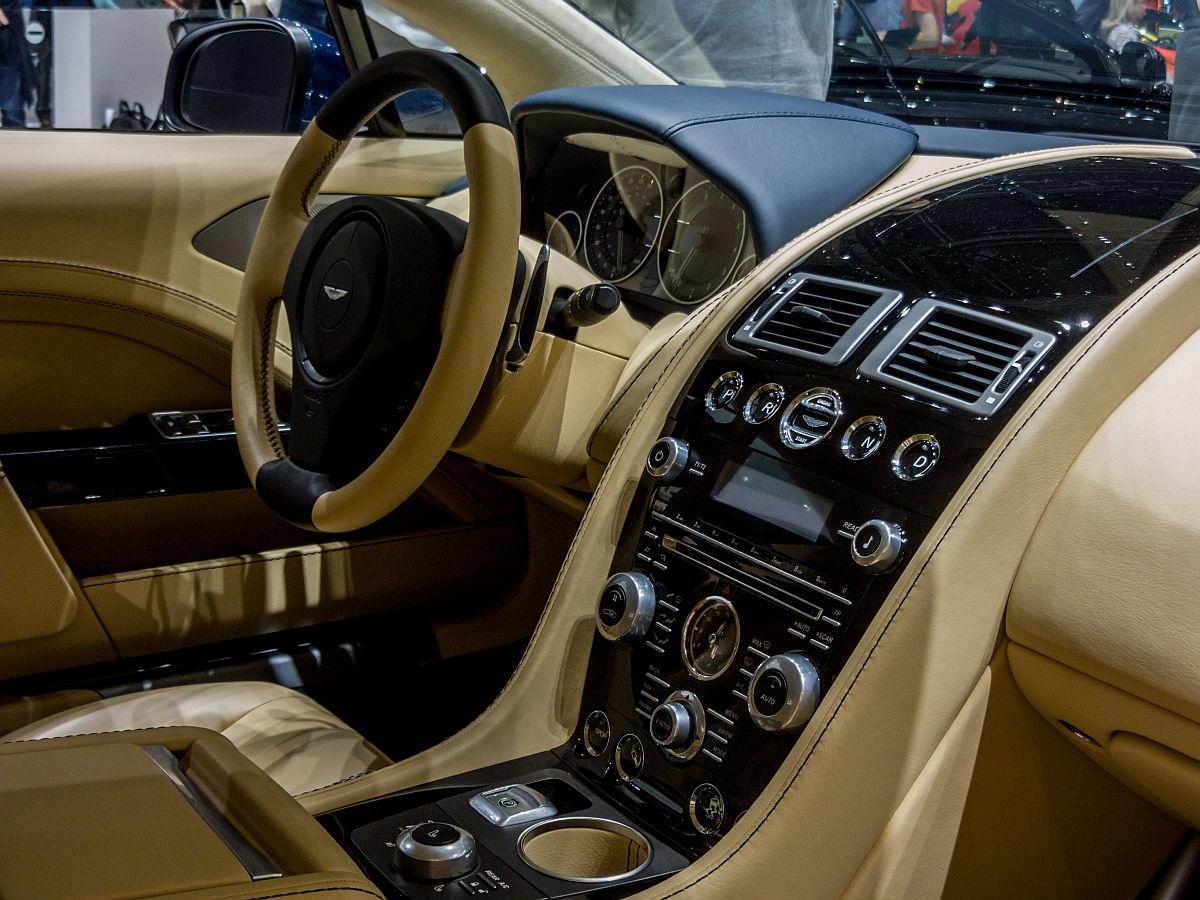 Hochvertiges Interiuer eines Aston Martins. Autosalon genf 2014