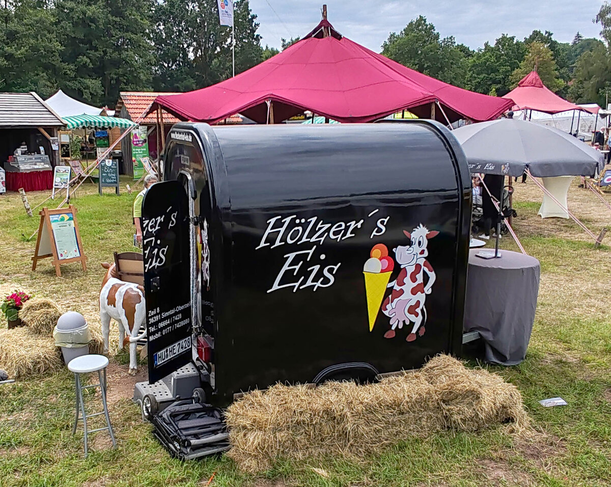 =H�LZER`s Eis-Wagen aus Sinntal-Oberzell leistete seine Beitrag zur Erfrischung der Hessentagsbesucher in Fulda, 06-2026
