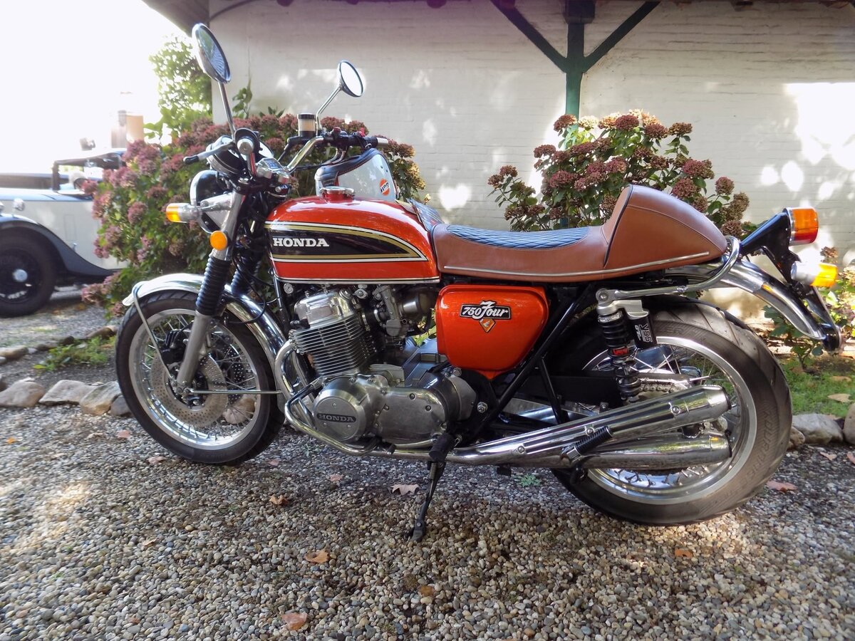 Honda CB 750 K6. Die CB 750 Four gilt zu Recht als erstes  Superbike  der Motorradgeschichte. Sie war das erste Gro�serienmotorrad mit einem Vierzylinderreihenmotor. Das Erfolgskonzept der CB 750 Four ist eben so simpel wie aber auch genial, n�mlich sportliche Fahrleistungen und Allrounderqualit�ten. So wundert es auch niemanden, dass sich dieses Motorrad w�hrend seiner zehnj�hrigen Produktionszeit (1969 bis 1978) ca. 550.000 mal verkaufte. Der Vierzylindermotor hat einen Hubraum von 736 cm� und leistet 67 PS. Mit dieser Motorisierung erreicht das Motorrad eine H�chstgeschwindigkeit von 200 km/h. Cars & Castle auf Schlo� Lauersfort in Moers am 03.10.2026.