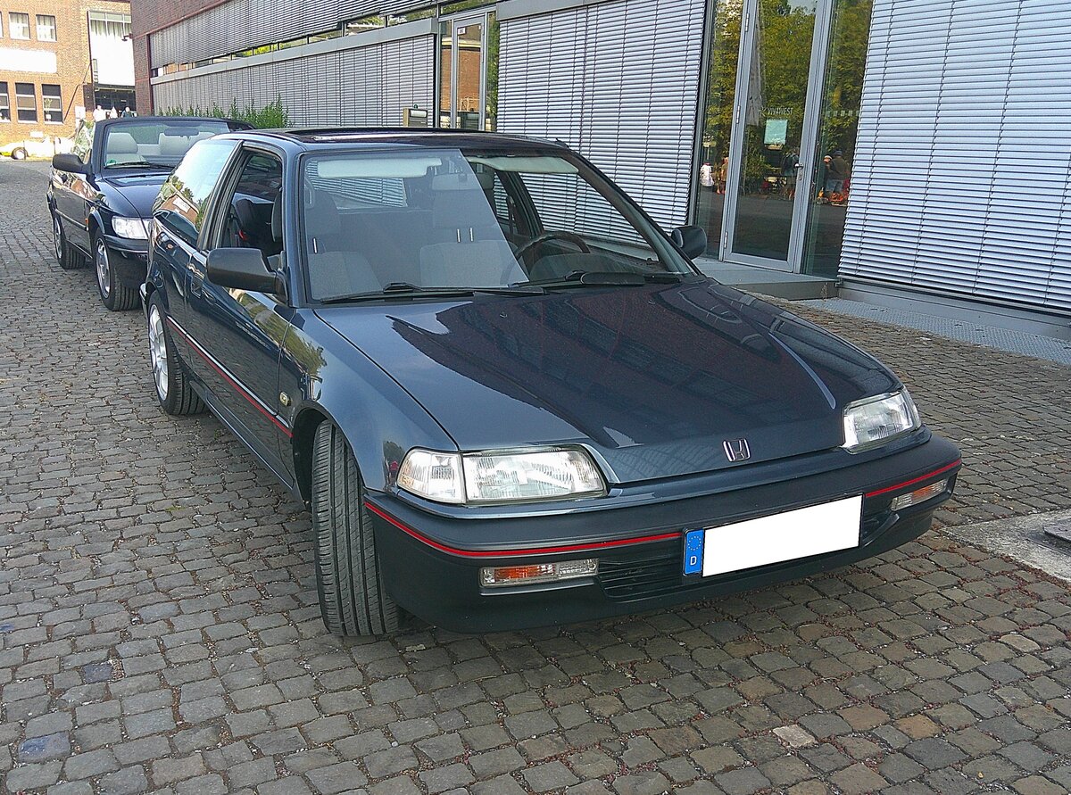 Honda Civic Hatchback der Baureihe ED. Die nunmehr vierte Modellgeneration des erfolgreichsten Honda-Modelles wurde von 1987 bis 1991 gebaut. Die Modellreihe war in vier Karosserieversionen zu haben: Dem dreit�rigen Steilheck-Coupe mit dem Namen Hatchback (Foto), einer viert�rigen Stufenhecklimousine mit der Bezeichnung Sedan, dem Mini-Van Shuttle mit Allradantrieb, sowie dem sportlichen Coupe mit der Bezeichnung CRX. Der hier gezeigte  ED6  wird von einem Vierzylinderreihenmotor angetrieben, der aus einem Hubraum von 1493 cm� 90 PS an die Vorderr�der weiter gibt. Die H�chstgeschwindigkeit wurde damals mit 178 km/h angegeben. Oldtimertreffen Nordstern Klassik in Gelsenkirchen am 16.08.2026.