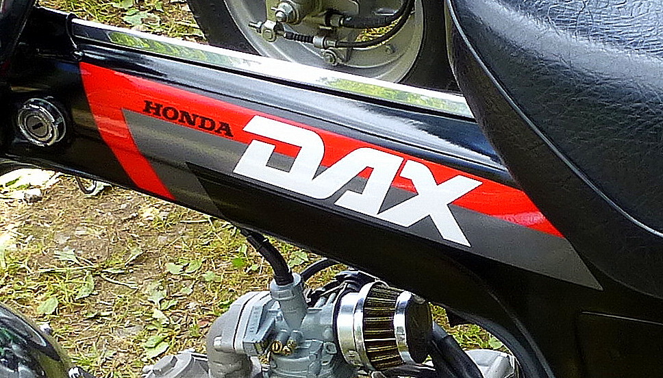 Honda DAX, Schriftzug an einem japanischen Kleinmotorrad, Nov.2016