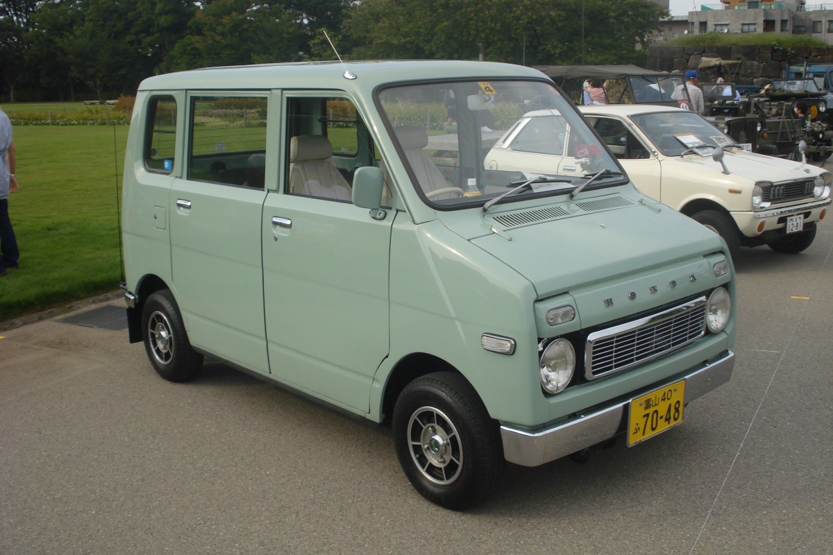 Honda Life Step Van in Kanazawa, Japan (September 2013)