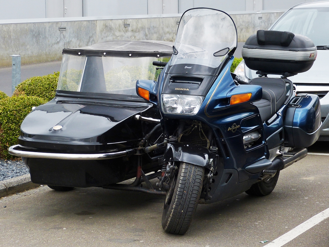 Honda Pan European Motorrad mit Seitenwagen aufgenommen auf einem Parkplatz am 02.05.2014.