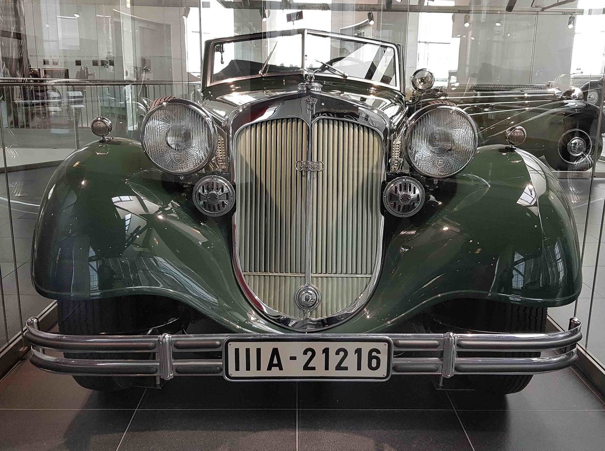 =Horch 853 Sport-Cabriolet, Bj. 1937, 4911 ccm, 100 PS, ausgestellt im Audi-Museum Ingolstadt im April 2019. Der 8-Zylinder benötigt im Schnitt 22 l Kraftstoff und beschleunigt das Fahrzeug auf 135 km/h. Von 1935 - 1937 liefen 613 Cabrios dieses Typs vom Band.