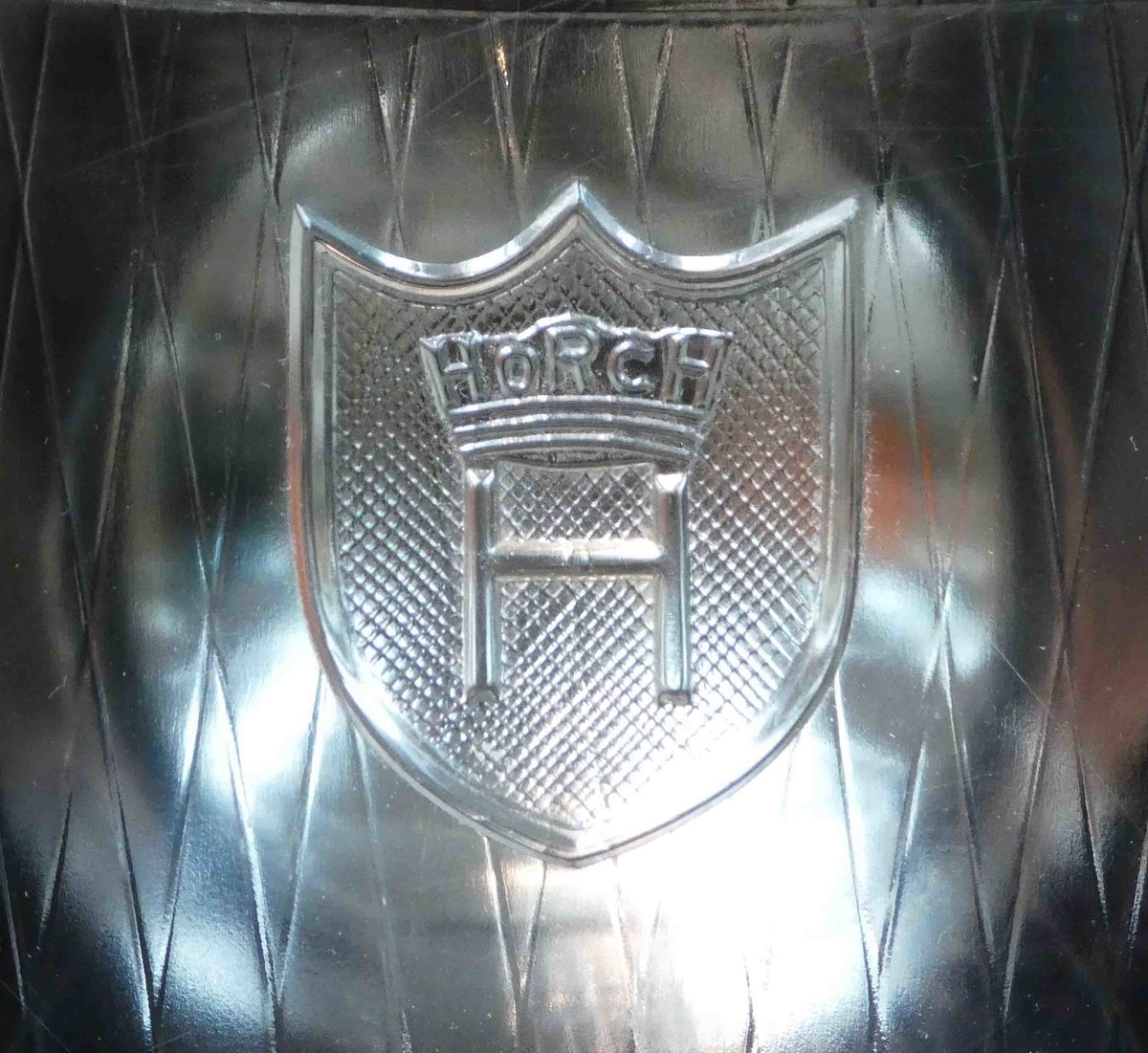 =Horch-Logo im Scheinwerferglas des Horch 375 Pullmann, Bj. 1930, 3950 ccm, 80 PS, gesehen im August Horch Museum Zwickau, Juli 2016.