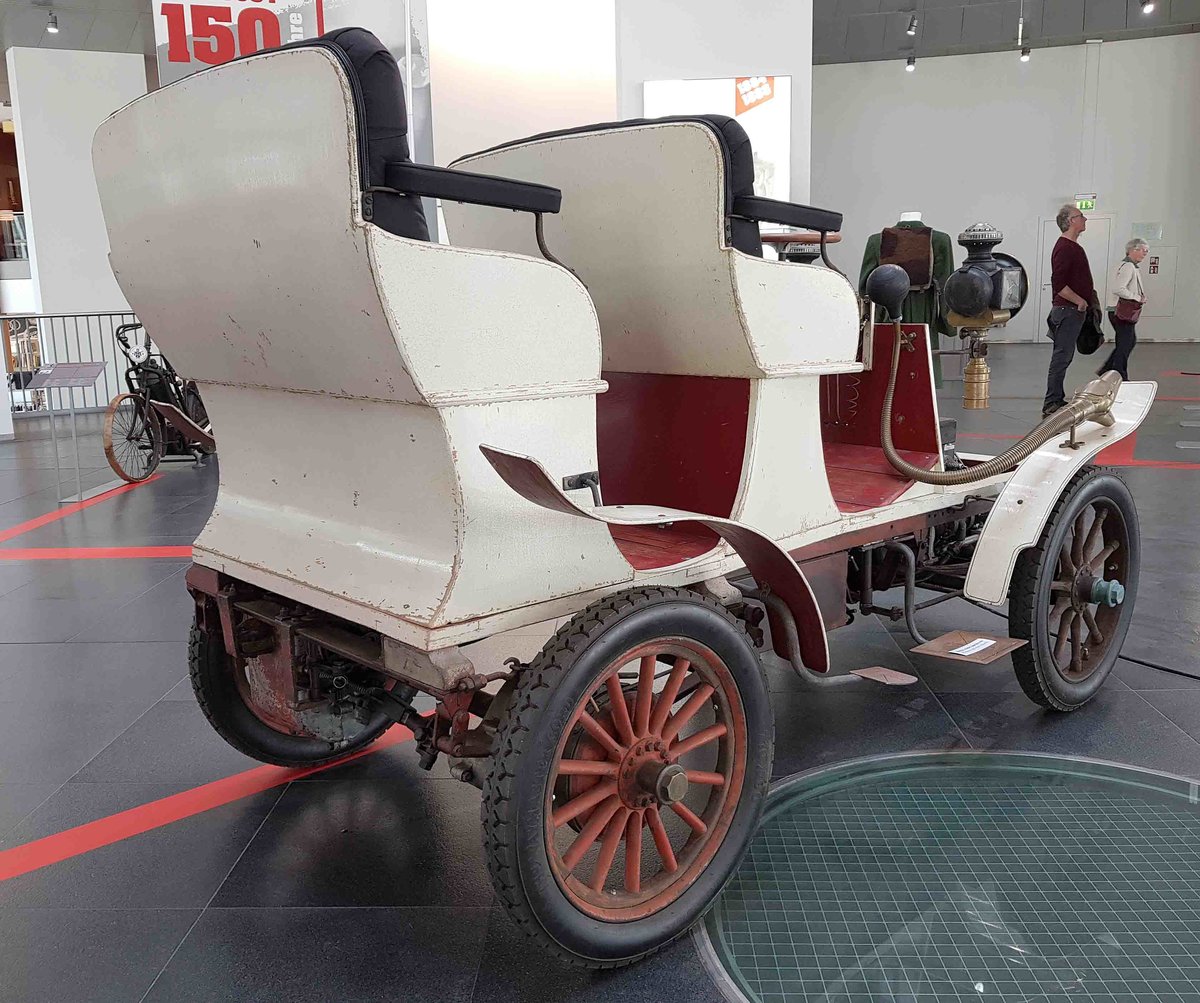 =Horch Modell 1 Pheaton, eine originalgetreue Nachfertigung des alten Horch aus dem Jahr 1901. Das gezeigte Fahrzeug wurde 2018 fertiggestellt und ist voll fahrfähig. Der Motor hat 1600 ccm und leistet 4,8 - 5 PS. Er bringt das 600 - 700 Kilo schwere Fahrzeug auf eine Geschwindigkeit von 30 km/h. Audi-Museum Ingolstadt im April 2019