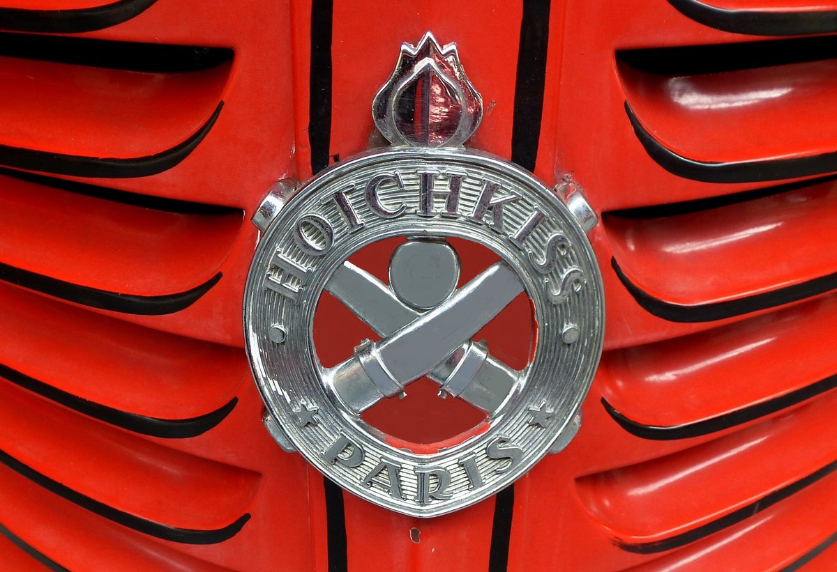 HOTCHKISS, Emblem der franzsischen Automobil-und Rstungsfirma, hier am Khler eines Oldtimer-LKW von 1960, Juni 2016