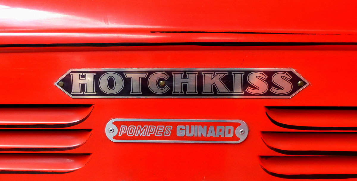 HOTCHKISS, Schriftzug links und rechts an der Motorhaube einer Oldtimer-Feuerwehr von 1960, Juni 2016