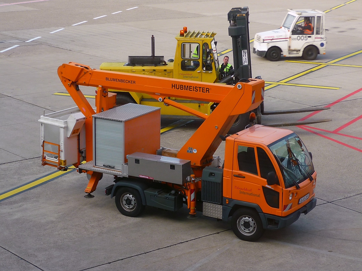 Hubsteiger auf dem Flughafen Düsseldorf, 23.9.2014