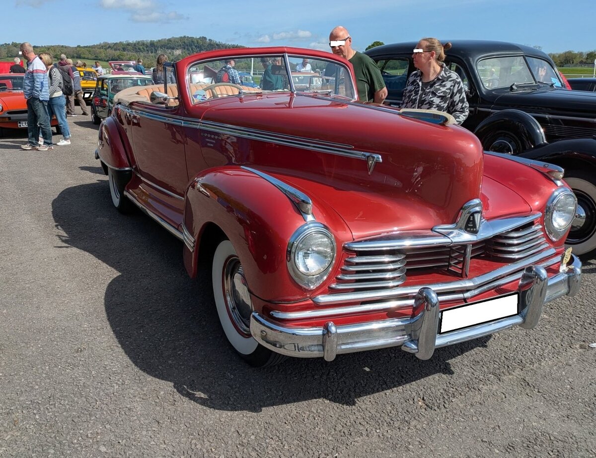 Hudson Commodore Convertible Brougham des Modelljahres 1947. Es gab dieses Modell in den Baureihen Series 172 mit einem Sechszylinderreihenmotor mit einem Hubraum von 3470 cm³ und einer Leistung von 103 PS oder den Series 174 mit einem Achtzylinderreihenmotor mit einem Hubraum von 4160 cm³ und 128 PS. Angeblich wurden im Jahr 1947 nur 361 Cabriolets vom Hudson Commodore ausgeliefert. Gemäß einer alten Farbkarte müsste sich der Farbton dieses Cabriolets copper red nennen. Classic car show at Chepstow race course/South Wales am 27. April 2025.