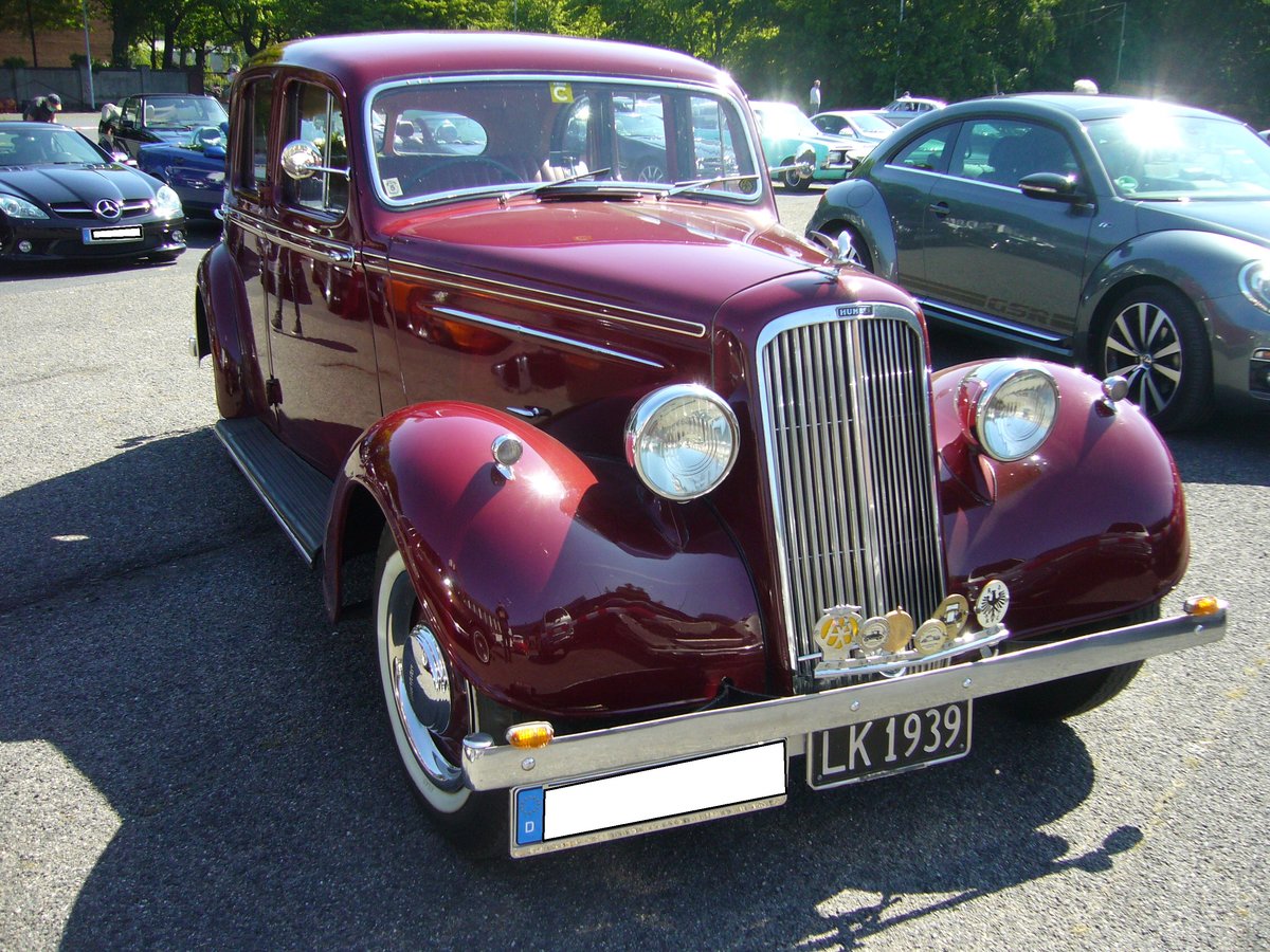 Humber Snipe 75 Saloon, wie er von 1938 bis 1940 in den Werken Nottingham und Coventry gebaut wurde. Außer als Saloon (Limousine) konnte der Interessent das Modell auch Convertible (Cabriolet) bestellen. Während der dreijährigen Produktionszeit verkaufte Humber 2706 Autos dieses Typs (Beide Modelle zusammen). Nach Beginn von WW2 wurde die zivile Produktion eingestellt und das Modell wurde nur noch für die englische Armee weiter produziert. Der Sechszylinderreihenmotor des Snipe 75 hat einen Hubraum von 3180 cm³ und leistet 120 PS. Oldtimertreffen an Mo´s Bikertreff in Krefeld am 17.05.2020. Selbstverständlich wurden alle Regelungen bezüglich Covid-19 eingehalten.