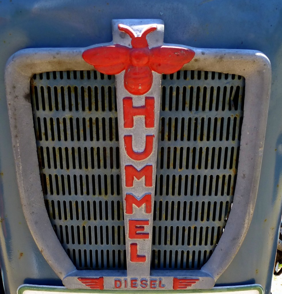 Hummel, Khler mit Schriftzug und  Hummel  an einem Oldtimer-Ackerschlepper der Privatfirma aus Heitersheim/Baden, bestand bis Anfang der 1980er Jahre, Aug.2015