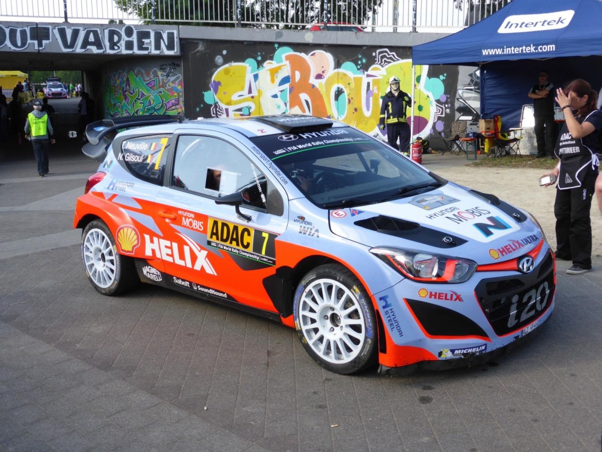 Hyundai i20 WRC (Thierry Neuville / Nicolas Gilsoul) im Servicepark der Deutschland-Rallye, 23.08.2015