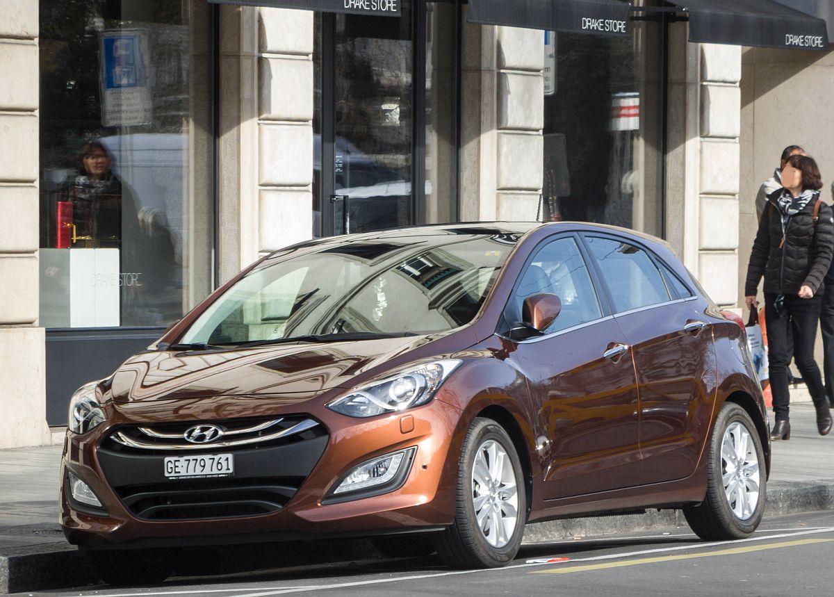 Hyundai i30 (zweite Generation) in einer recht auffälliger aber auch eleganter Farbe (Braun-Bronze-Orange Mischung). Foto: 07.03.2015