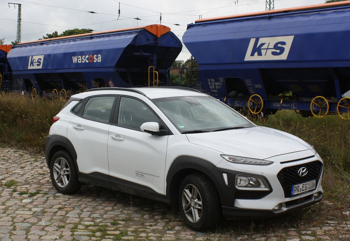 Hyundai Kona als Fahrzeug der Eisenbahngesellschaft Potsdam - gesehen am 16.09.2021 in Anklam