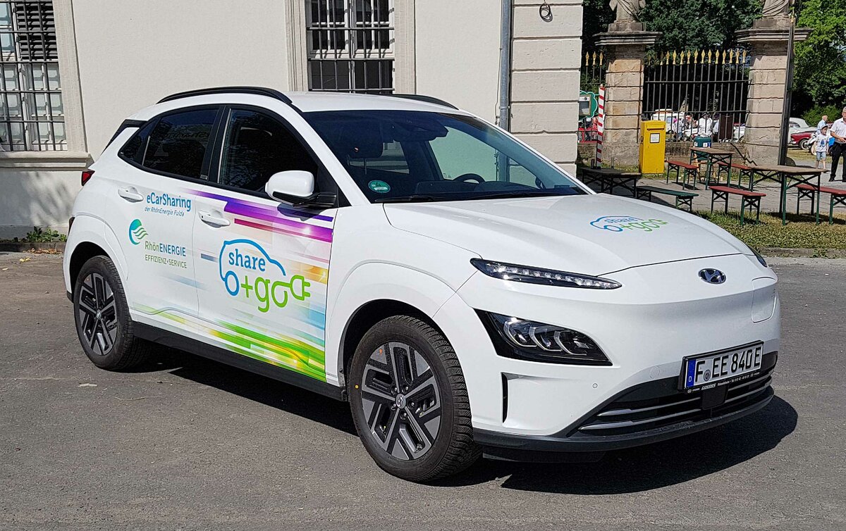 =Hyundai KONA Elektro als Werbeträger für eCarSharing von RHÖNENERGIE FULDA, gesehen beim Bürgerfest  200 Jahre Landkreis Fulda  auf dem Gelände von Schloß Fasanerie im Juni 2022