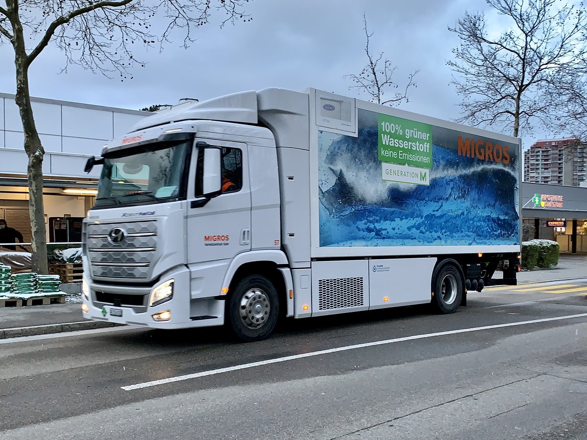 Hyundai XCient Fuel Cell LKW der Migros am 7.4.21 in Bern.