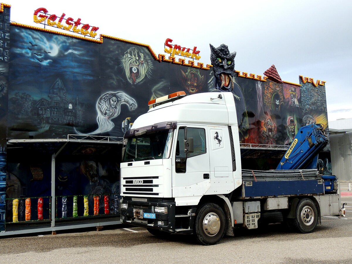 ICVECO-Cursor430, parkt während der Aufbauarbeiten vor einer Geisterbahn; 220908