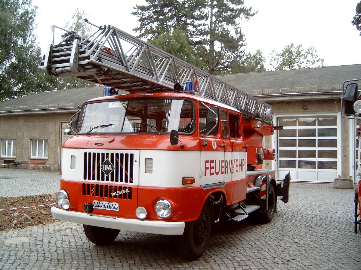IFA W50 - Feuerwehrdrehleiter der FFw Lockwitz am 05.07.2003 in DD-Lockwitz.