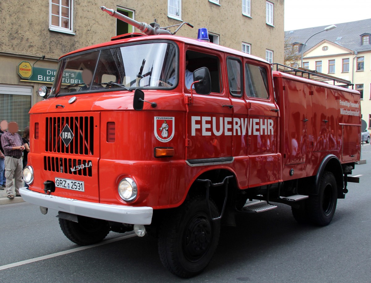 IFA W50 TLF 16 der Freiwillige Feuerwehr Mnchenbernsdorf. Zusehn beim Historischer Feuerwehrumzug in Zeulenroda. Foto 31.08.13 