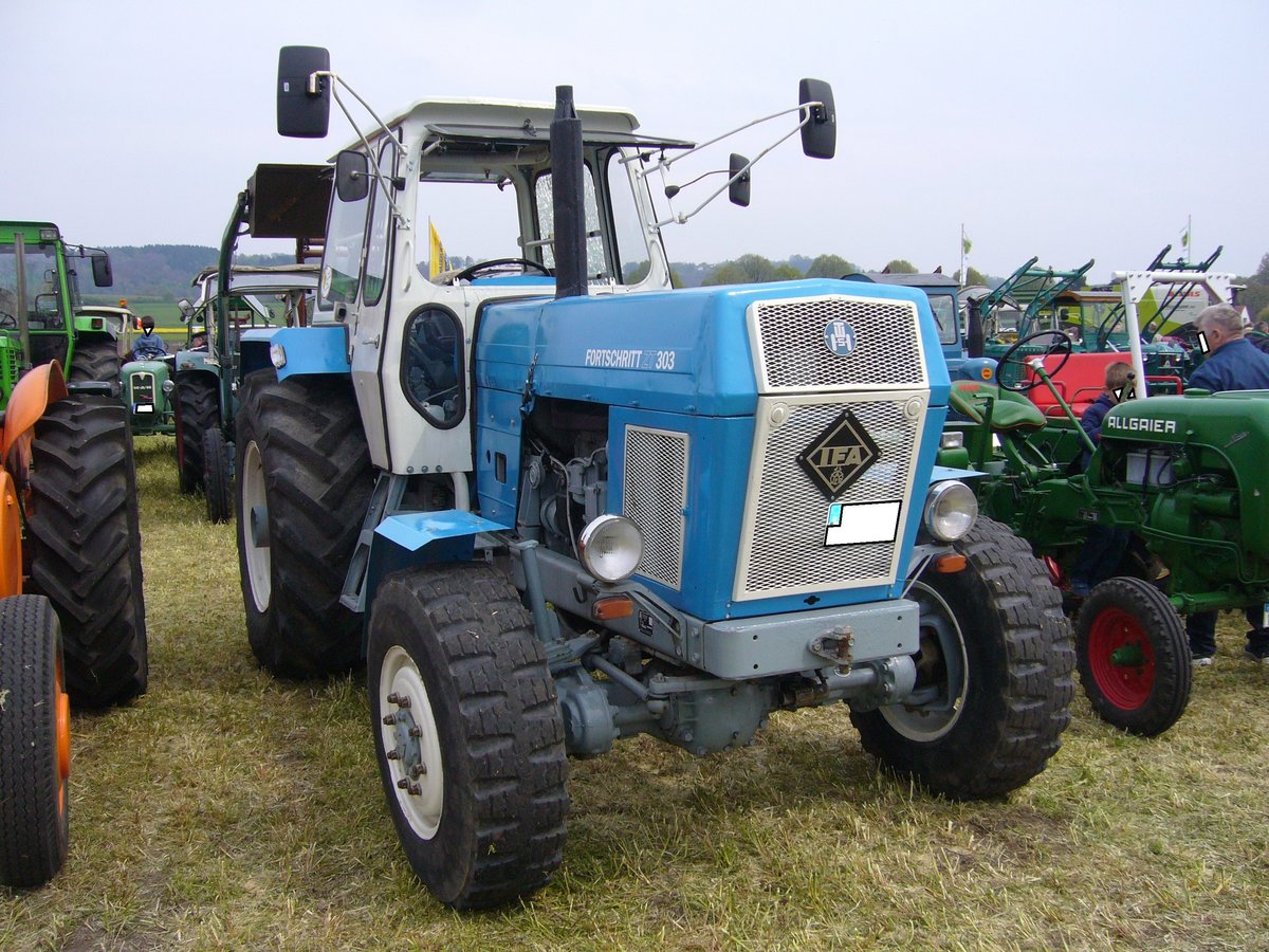 IFA ZT 303  Fortschritt . 1972 - 1984. Das Traktorenmodell  Fortschritt  wurde als ZT300 bereits 1967 vorgestellt. Das ZT steht für ZugTraktor. 1972 wurde die Produktpalette um das Modell ZT 303 (Allradantrieb) ergänzt. Der 4-Zylinderdieselmotor (Lizenz MAN) hat einen Hubraum von 6560 cm³ und leistet 100 PS. Insgesamt wurden von allen ZT Modellen 72382 Einheiten produziert. Treckertreffen Wechte am 01.05.2017.