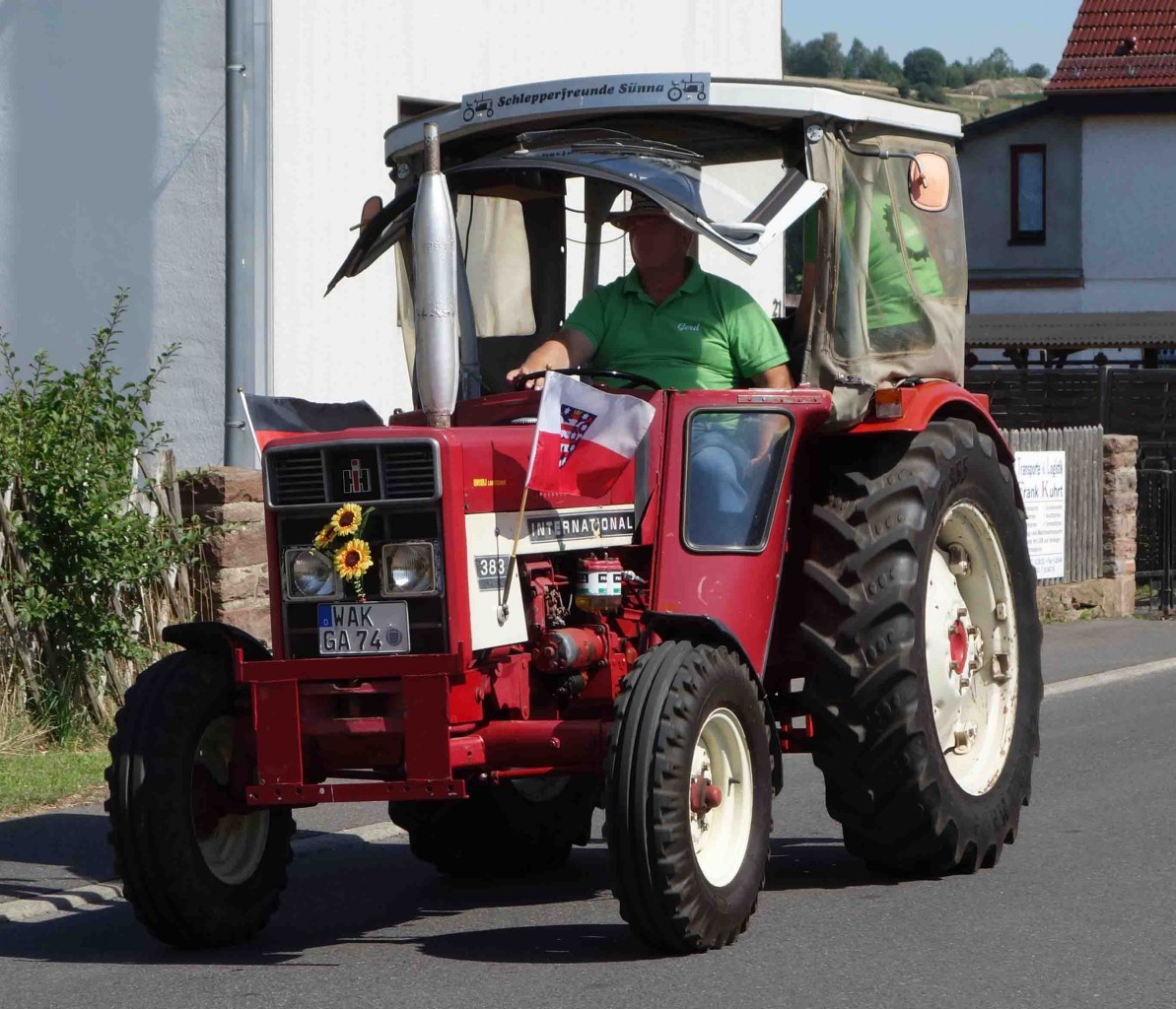IHC 383, unterwegs beim Festzug anl. der 2015er Oldtimerausstellung in Pferdsdorf/Thüringen, 08/2015