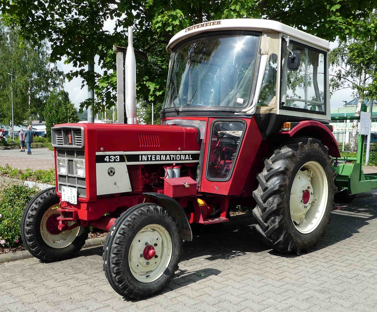 =IHC 433, ausgestellt bei der Traktorenausstellung  Ahle Bulldogge us Angeschbach oh Lannehuse  in Angersbach im Juni 2018