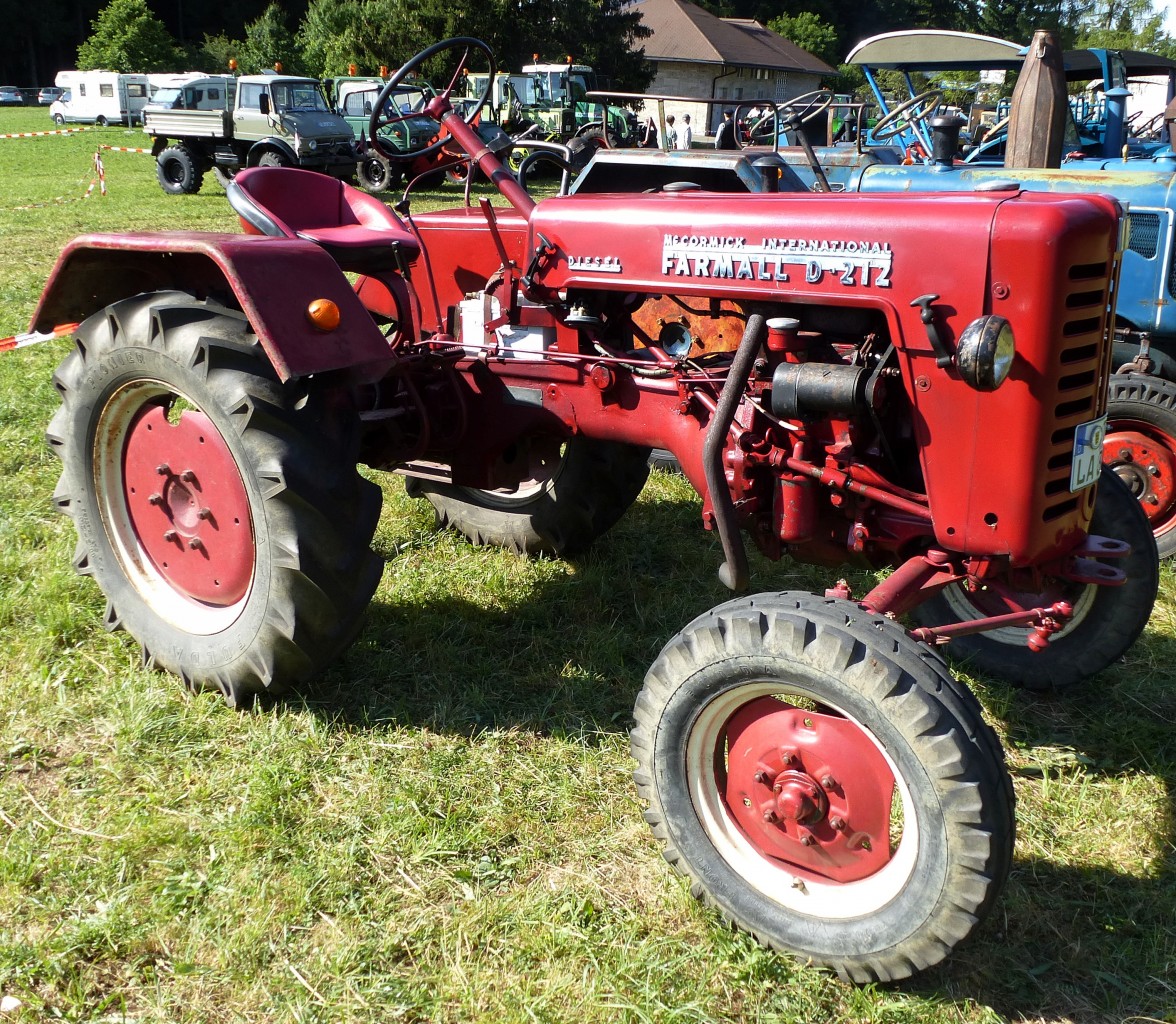 IHC Farmall D-212, 2-Zyl.Diesel mit 1088ccm und 12PS, wurde gebaut von 1956-59, Traktorentreffen Deilingen, Juli 2015