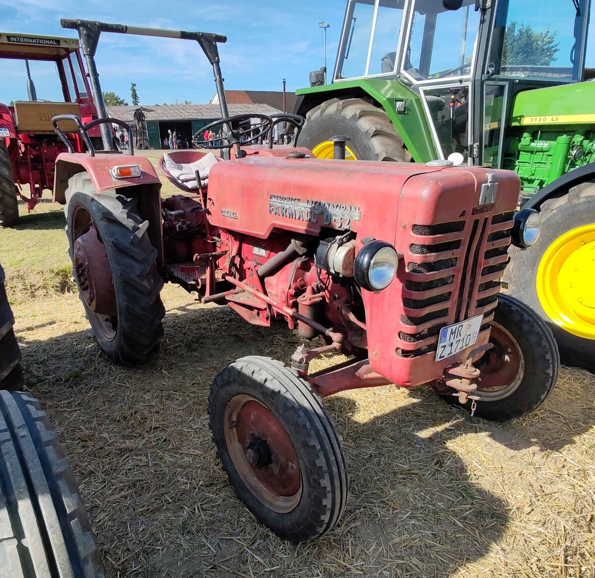=IHC Farmall D 32, ausgestellt bei der Oldtimerausstellung der OLDTIMERFREUNDE OHMTAL in Dannenrod, 09-2025