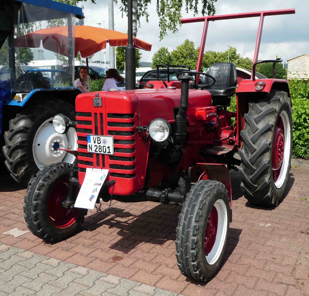 =IHC steht bei der Traktorenausstellung  Ahle Bulldogge us Angeschbach oh Lannehuse  in Angersbach im Juni 2018