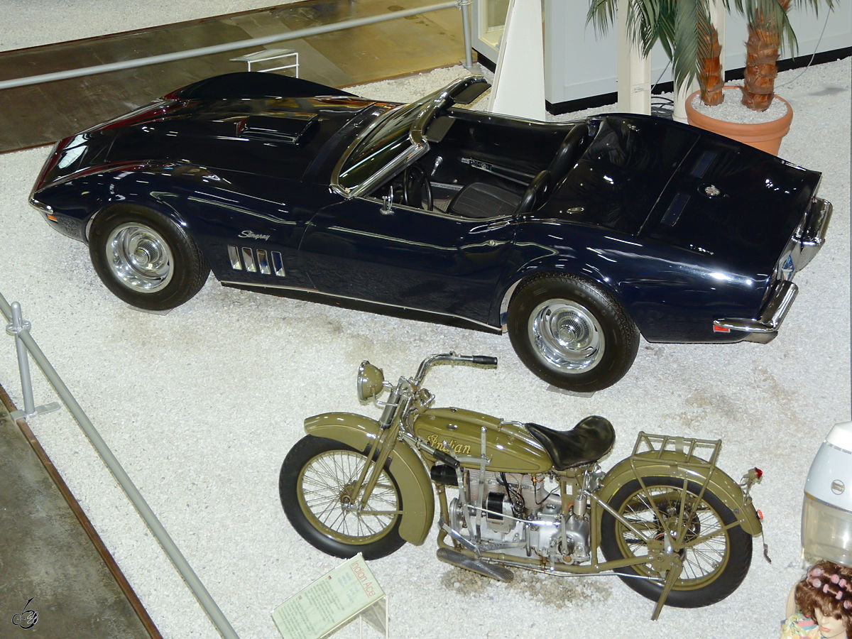Im Auto- und Technikmuseum Sinsheim ist eine Indian Ace von 1928 und eine  Chevrolet Corvette Stingray von 1969 ausgestellt.