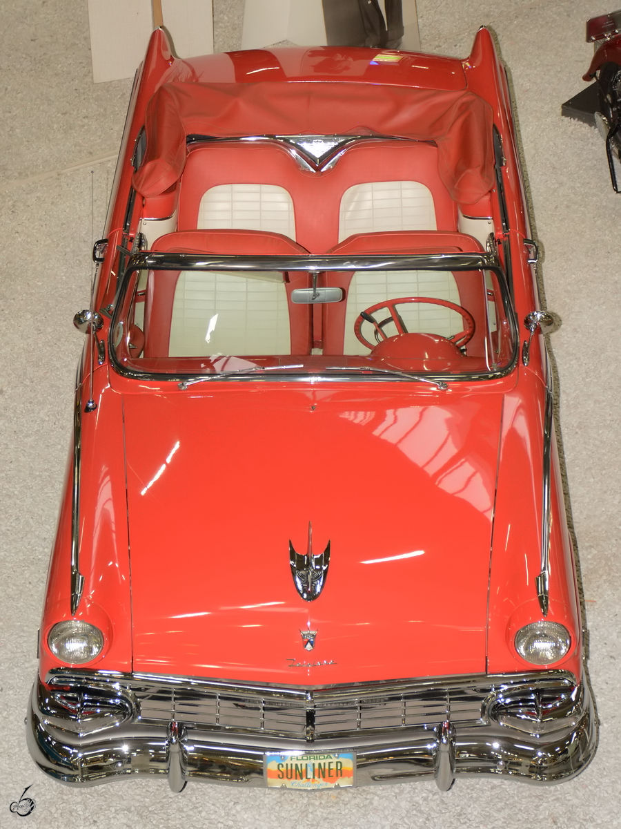 Im Auto- und Technikmuseum Sinsheim steht ein Ford Fairlane Sunliner von 1956.