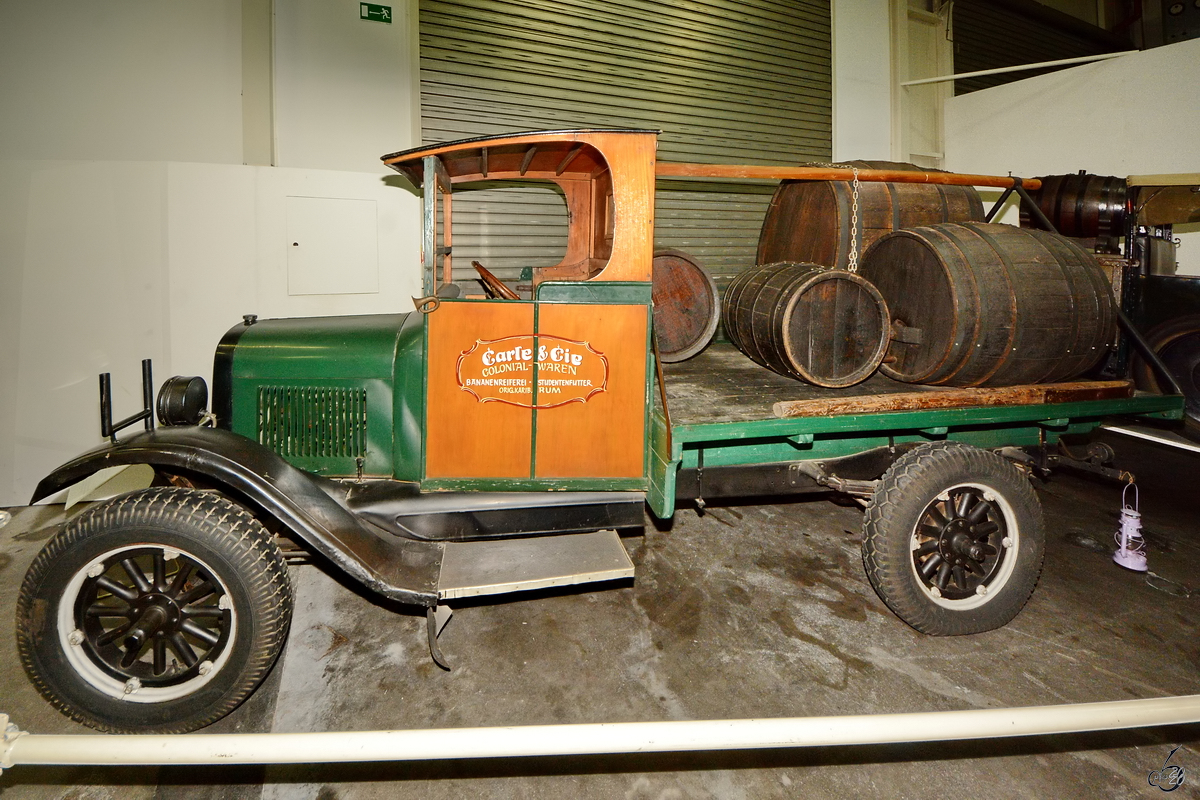 Im Auto- und Technikmuseum Sinsheim steht dieser alte Lastkraftwagen von Chevrolet. (Dezember 2014).