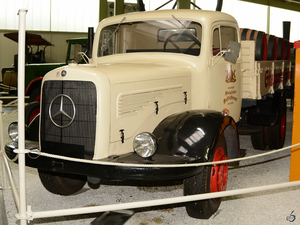 Im Auto- und Technikmuseum Sinsheim steht dieser alte Lastkraftwagen von Mercedes-Benz. (Dezember 2014).