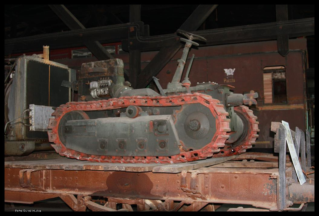 Im Bahnbetriebswerk Jaworzyna Slaska, heute Museums BW, sah ich bei einem Rundgang am 23.05.2016 diesen FAMO Schlepper. Das Fahrzeug war als Ladegut auf einem Eisenbahnwagen und teilweise demontiert. 