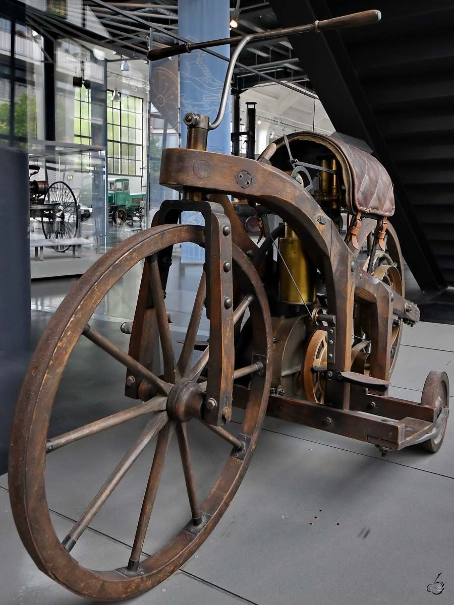 Im Bild ein Nachbau von 1906 des Daimler-Maybach Reitwagens. Das Original stammt aus dem Jahr 1885. (Verkehrszentrum des Deutschen Museums München, August 2020
