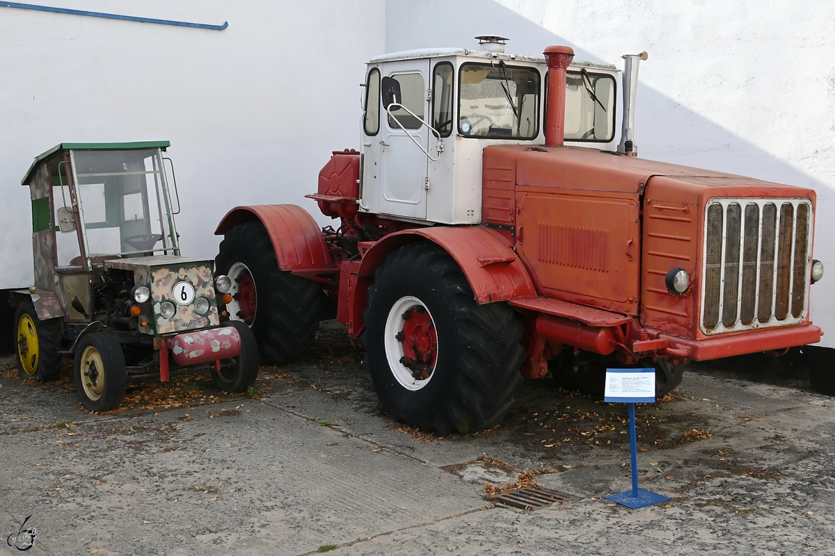 Im DDR-Museum Dargen war Mitte August 2021) dieser allradgetriebene Radschlepper Kirowez K-700 zu sehen. Daneben steht ein kleinerer Traktor, vermutlich ein Eigenbau,