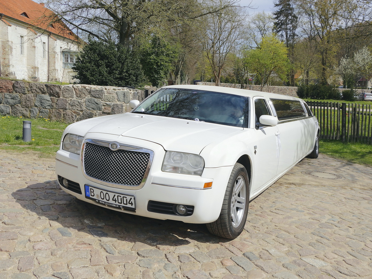 Im Landkreis Barnim in Brandenburg stand am 17. April 2019 eine Chrysler Stretchlimousine auf dem Gelände des Kloster Chorin.