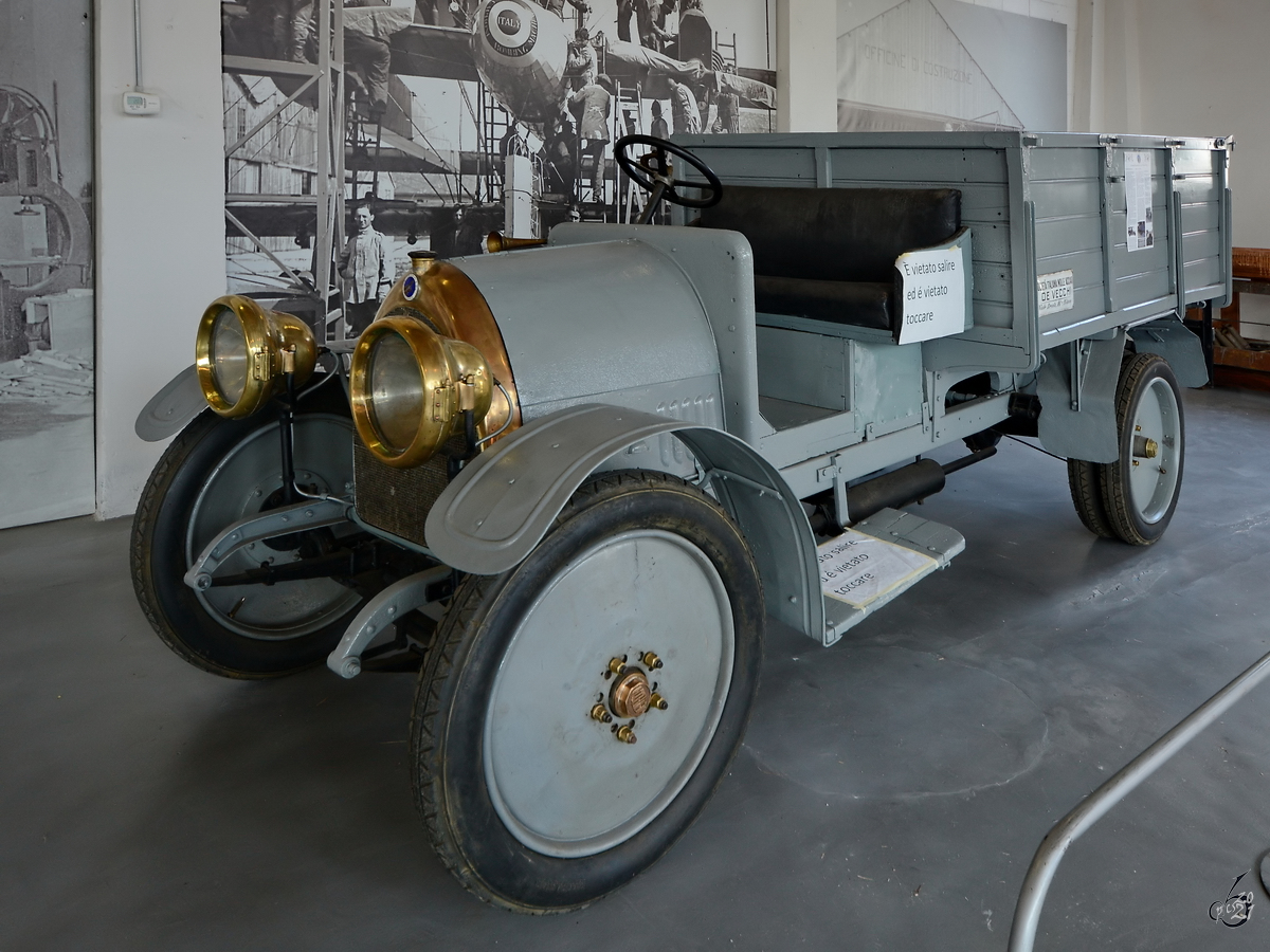 Im Luftfahrtmuseum Volandia in der Nähe des Flughafens Mailand-Malpensa war Anfang April 2015 dieser De Vecchi & C. D 15/20 HP-Lastkraftwagen ausgestellt.