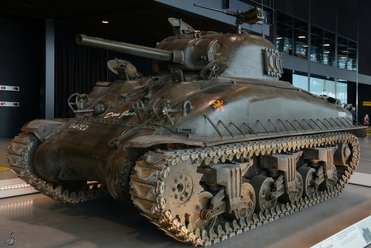 Im Nationalen Militärmuseum Soesterberg stand Ende Dezember 2016 ein M4A1E9 Sherman Kampfpanzer.