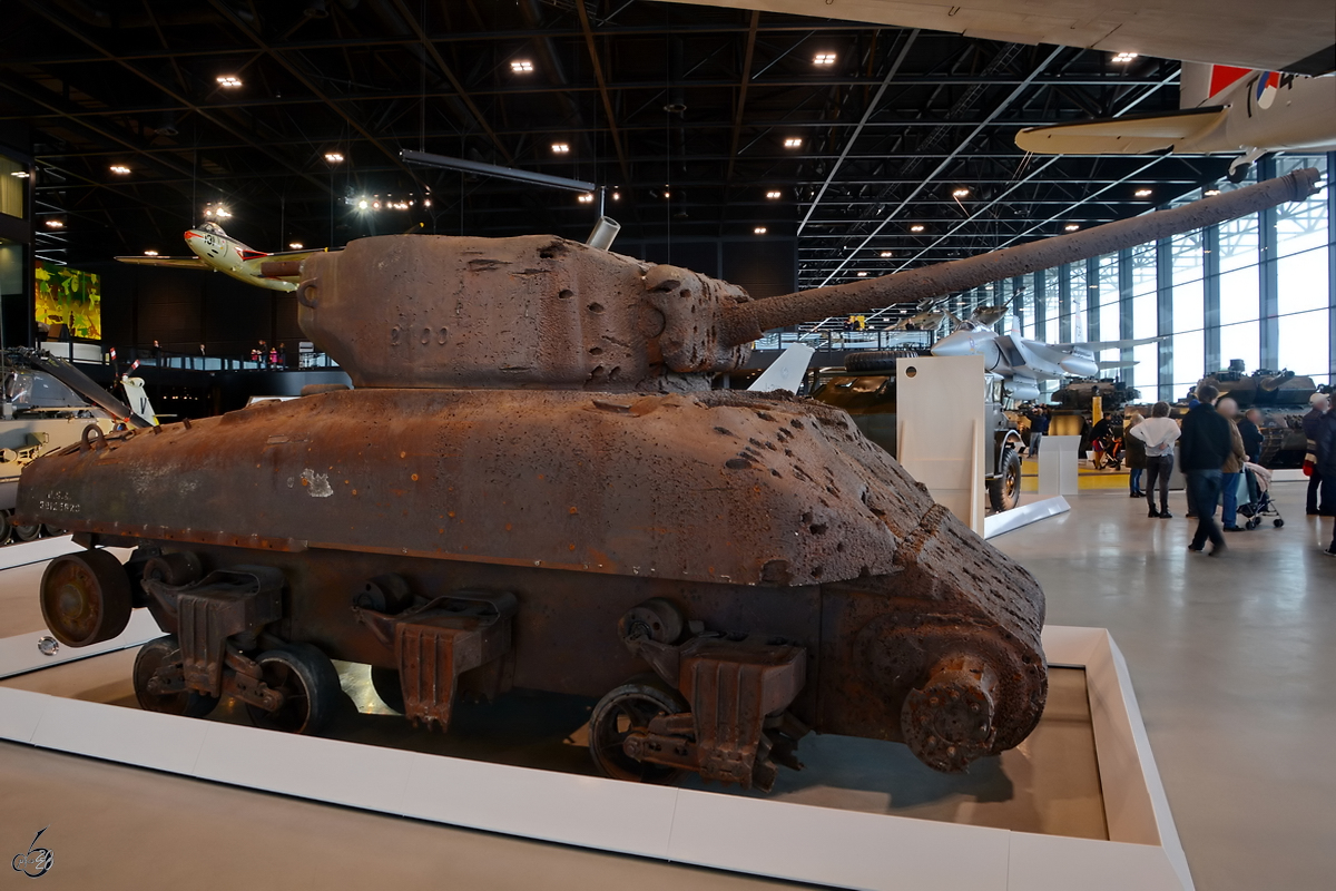 Im Nationalen Militärmuseum Soesterberg stand Ende Dezember 2016 dieser zur Zieldarstellung missbrauchte M4A19 Sherman.