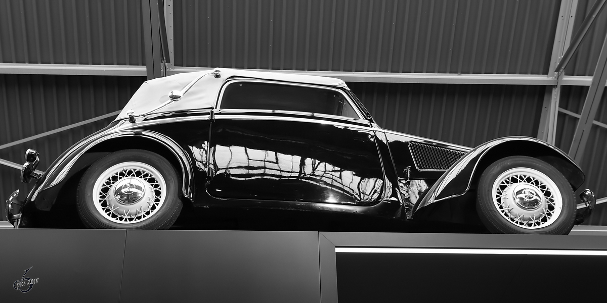 Im Sächsischen Industriemuseum Chemnitz ist eine DKW F7 Front-Luxus-Viersitzer-Cabriolet ausgestellt. 