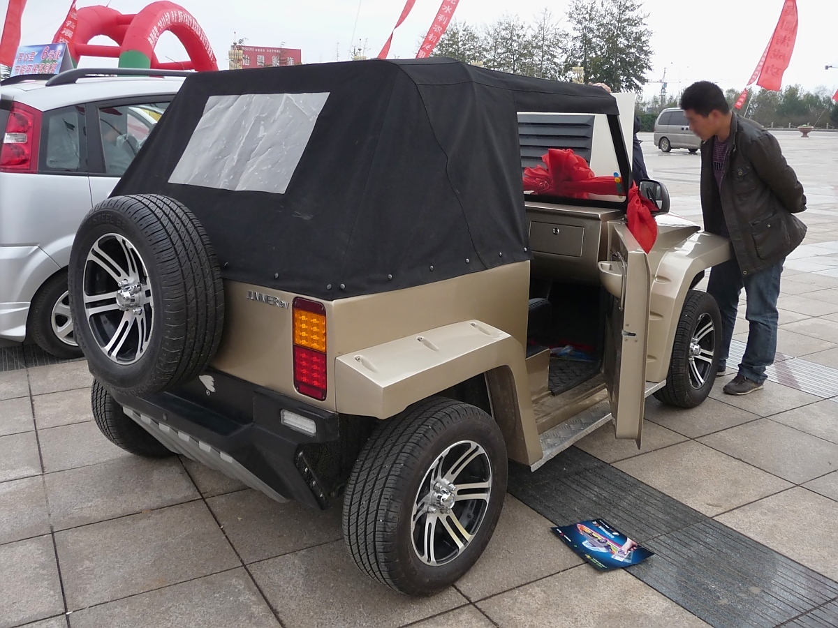 Immer dicht umlagert war der Jummer, ein kleiner Gelndewagen mit Elektroantrieb von Green Wheel, ausgestellt auf der  China WCAM 2011  in Shouguang, 6.11.11
