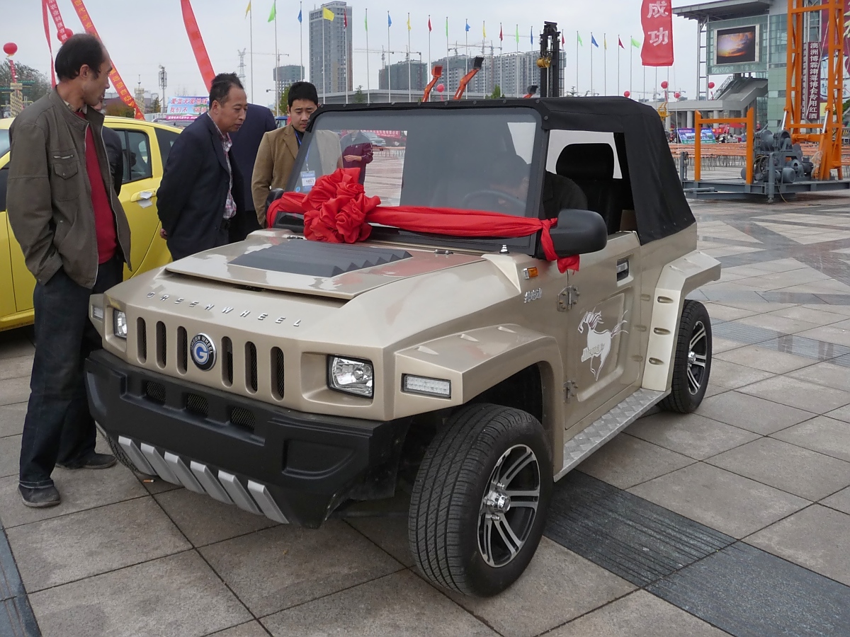 Immer dicht umlagert war der Jummer, ein kleiner Gelndewagen mit Elektroantrieb von Green Wheel, ausgestellt auf der  China WCAM 2011  in Shouguang, 6.11.11

Das Cabrio ist schon ab etwa 54000 Yuan (knapp 7000) zu haben.
Mit einem 7.5-kW-Motor schafft es etwa 55 km/h und die 72-V-150-Ah-Bleibatterien reichen maximal 80 km.
Fr 30.000 Yuan (4000) mehr gibt es auch eine Version mit 144-V-90-Ah-Lithium-Ionen-Batterie, die dann maximal 110 km/h schnell und 160 km weit fhrt.