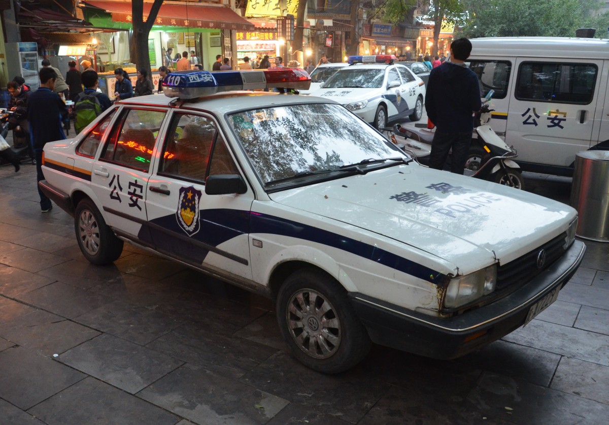 In der Altstadt von Xian ein Streifenwagen der Chinesischen Polizei. Natürlich ein Deutscher VW Santana. Gesehen am 22.10. 2014.