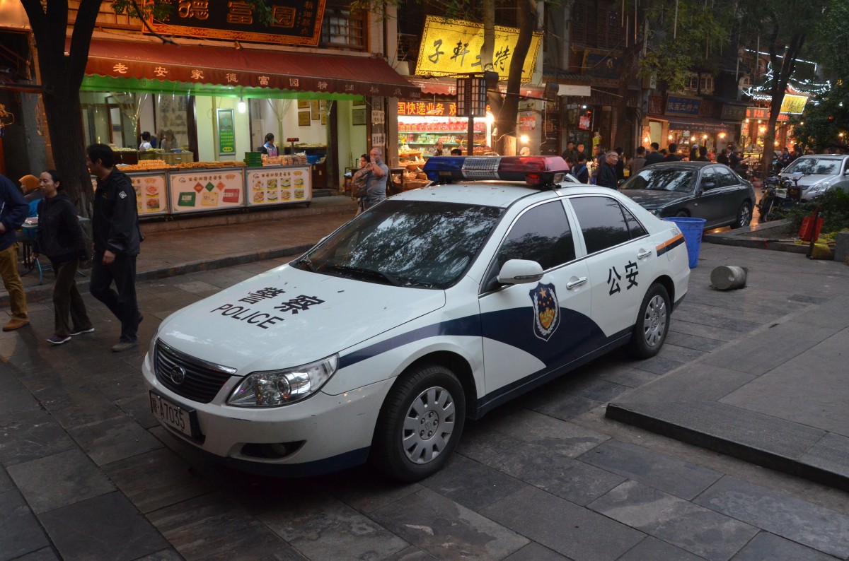 In der Altstadt von Xian ein Streifenwagen der Chinesischen Polizei. Der BYD F6, ist ein Autohersteller in Shenzhen in der Provinz Guangdong in der Volksrepublik China. Gesehen am 22.10. 2014.