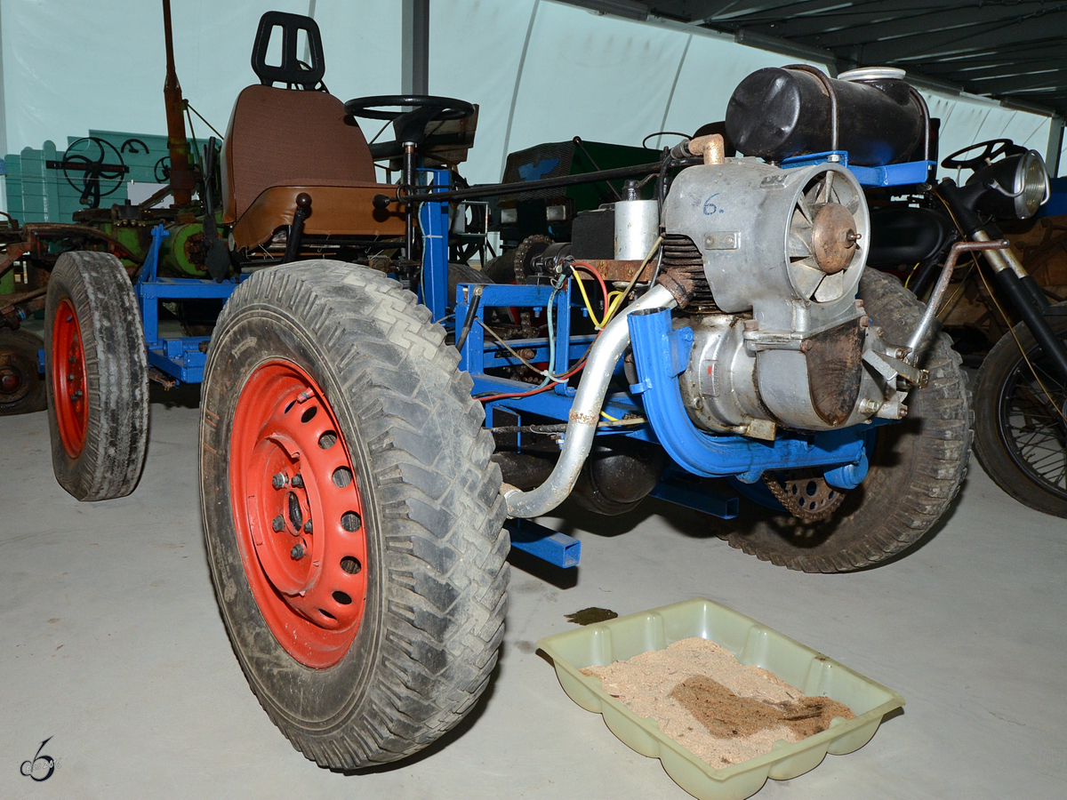 In der ehemaligen DDR entstanden für den Privatgebrauch viele Traktoren im Eigenbau. Not macht erfinderisch. (Agroneum Alt Schwerin, August 2012)